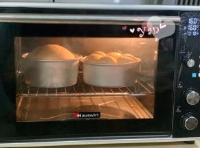 发好的面团放入预热好的烤箱，中下层，上下火170度，烤25分钟，上色及时加盖锡纸。