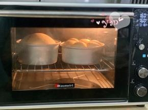 发好的面团放入预热好的烤箱，中下层，上下火170度，烤25分钟，上色及时加盖锡纸。