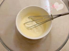 冷却面包期间接着做奶酪馅。奶油奶酪加入糖粉和淡奶油，隔热水搅拌糊化，搅拌成细腻可流动的糊状。