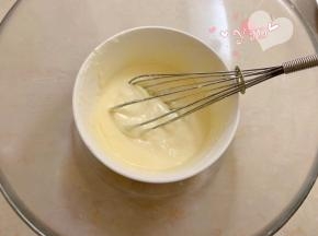 冷却面包期间接着做奶酪馅。奶油奶酪加入糖粉和淡奶油，隔热水搅拌糊化，搅拌成细腻可流动的糊状。