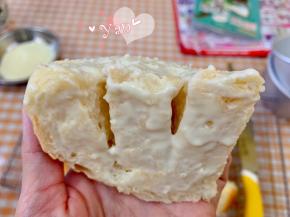 将冷却好的面包分成四份。横切1-2刀，抹上薄薄一层奶酪馅。