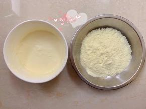 放入碗里，备用。奶粉倒入碗里。