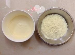 放入碗里，备用。奶粉倒入碗里。