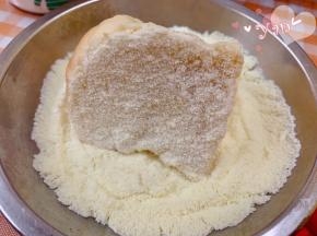 沾上奶粉即可，表面也撒上少许奶粉装饰。