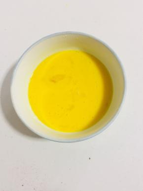 鸡蛋打散搅拌均匀备用！