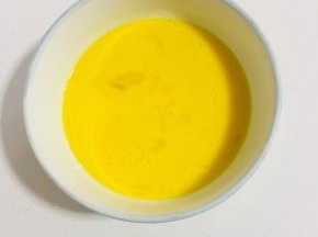 鸡蛋打散搅拌均匀备用！