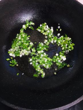 锅烧热倒入少许油，放入葱花爆香！