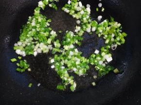 锅烧热倒入少许油，放入葱花爆香！