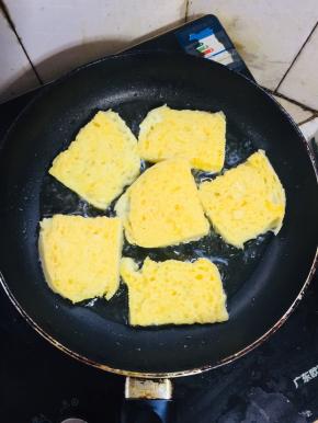 平底锅加热倒入适量的油，放入馍片小火慢煎！