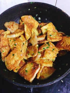 放入少许盐，适量的孜然粉和少许辣椒粉翻拌均匀即可出锅！