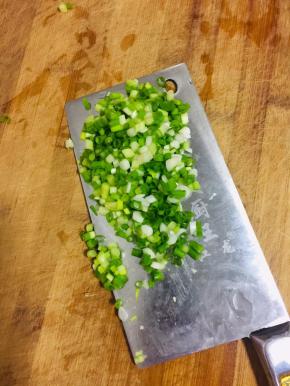 葱洗净切成葱花备用！