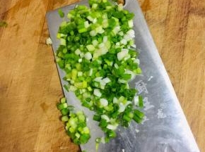 葱洗净切成葱花备用！