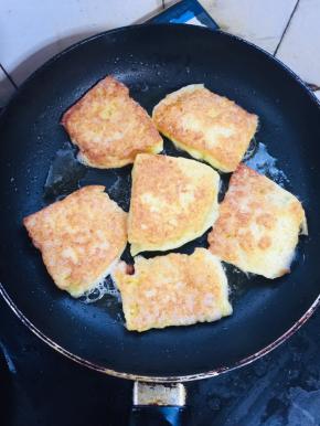 边煎边轻微的晃动平底锅，以免糊锅！翻面！煎至两面金黄色即可捞出！