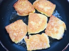 边煎边轻微的晃动平底锅，以免糊锅！翻面！煎至两面金黄色即可捞出！