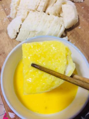 切好的馍片均匀的裹上一层蛋液！