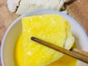 切好的馍片均匀的裹上一层蛋液！