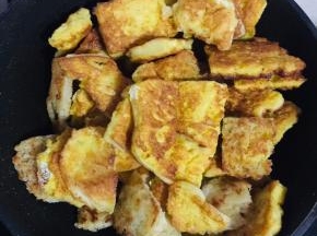 倒入煎好的馍片！