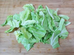 卷心菜用手撕碎。