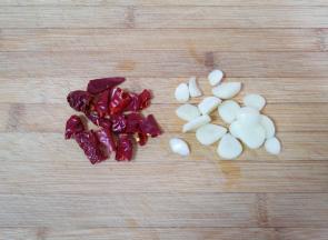 大蒜切成片，干红辣椒掰成小段。