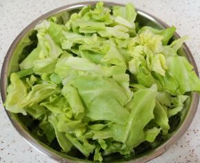浸泡过的卷心菜清洗干净控一下水分。