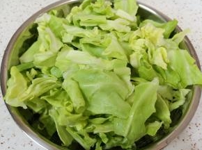 浸泡过的卷心菜清洗干净控一下水分。