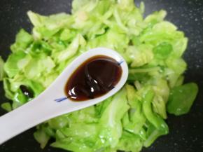 加入蚝油翻炒均匀。