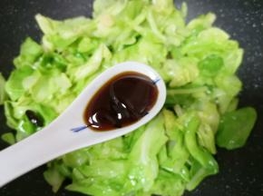 加入蚝油翻炒均匀。