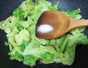 放盐调味。