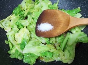放盐调味。