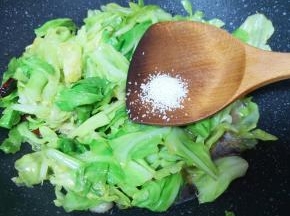 放鸡精翻炒均匀关火出锅。