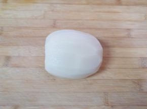 莲藕去皮洗干净。