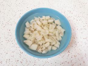 用凉水浸泡一下。