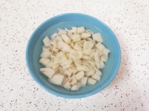 用凉水浸泡一下。