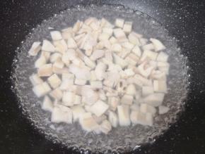 锅内放水烧开，下入藕丁焯水2分钟。