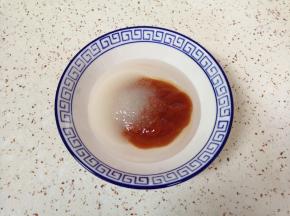 调糖醋汁:取一个碗倒入番茄酱、白醋和糖。