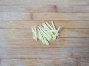 生姜切成丝。