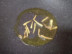 炒锅内倒少许食用油烧热，下入生姜丝煸香，将姜丝捞出不要。