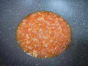 倒入调好的糖醋汁，小火炒至冒泡泡。