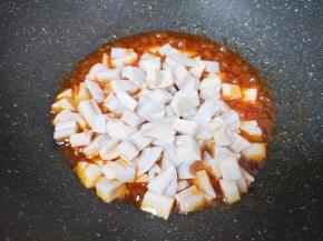 下入焯过水的藕丁。