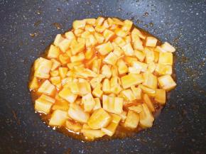 翻炒至藕丁入味关火。