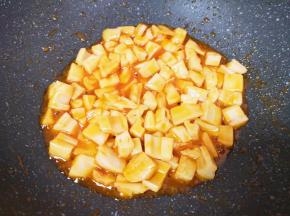 翻炒至藕丁入味关火。