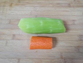 莴笋和胡萝卜分别去皮洗干净。