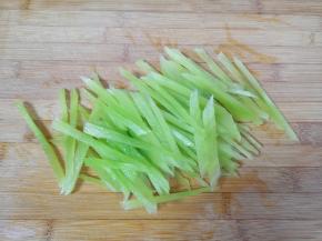 莴笋切成丝。