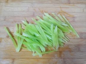 莴笋切成丝。
