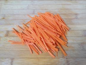 胡萝卜切成丝。