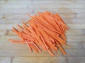 胡萝卜切成丝。