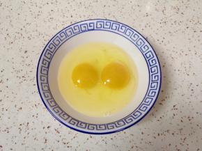 鸡蛋打散。