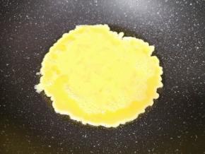 炒锅内倒适量的食用油烧热，倒入蛋液。