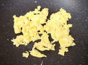 炒熟盛出备用。