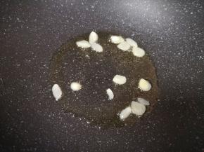 炒锅内继续倒油烧热，下入蒜片炒香。